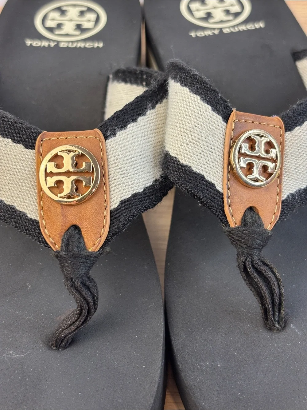 Tory Burch Frankie Wedge Flip Flop Black / Cream Sandals Woman’s 7.5 - Picture 2 of 9